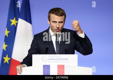 Emmanuel Macron se tourne vers lui en adorant les ambassadeurs français lors du rassemblement annuel du corps diplomatique français à l'Elysée à Paris. Sur 29 août 2017. Banque D'Images