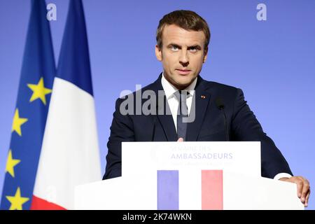 Emmanuel Macron se tourne vers lui en adorant les ambassadeurs français lors du rassemblement annuel du corps diplomatique français à l'Elysée à Paris. Sur 29 août 2017. Banque D'Images