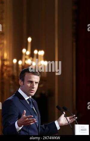 Emmanuel Macron se tourne vers lui en adorant les ambassadeurs français lors du rassemblement annuel du corps diplomatique français à l'Elysée à Paris. Sur 29 août 2017. Banque D'Images