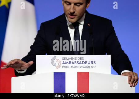 Emmanuel Macron se tourne vers lui en adorant les ambassadeurs français lors du rassemblement annuel du corps diplomatique français à l'Elysée à Paris. Sur 29 août 2017. Banque D'Images