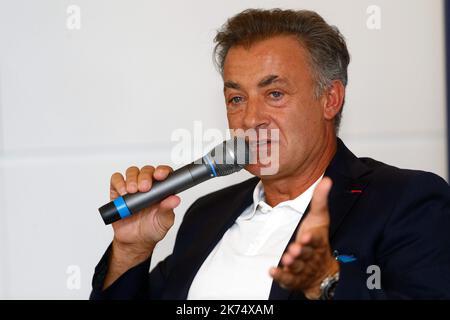 Jean Alesi Romain Grosjean, pilote français F1, parle lors d'une conférence de presse au circuit Paul Ricard au Castellet sur 6 septembre 2017, lors de la présentation du logo du Grand Prix français de Formule 1 2018. Banque D'Images