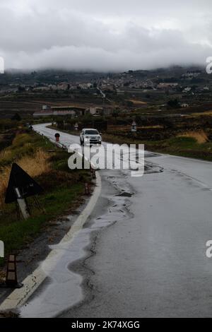 Voiture roulant sur la route sinueuse dans la pluie en Sicile, Italie Banque D'Images