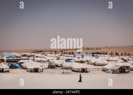 Syrie / Rojava / Raqqa - Syrie - Rojava - Nord syrien - 30 juin 2017. Camp de refuges d'Ain Issa, qui est équipé de nombres d'habitants de Raqqa ayant fuit. Vue générale. CONTEXTE. Chris Huby / le Pictorium - Syrie: Camp de déplacés d'Ain Issa - 30/06/2017 - Syrie / Rojava / Raqqa - Syrie - Rojava - Syrie - Syrie Nord - 30 juin 2017. Camp de réfugiés d'Ain Issa, qui abrite plusieurs résidents de Raqqa à part entière. Vue générale. Banque D'Images