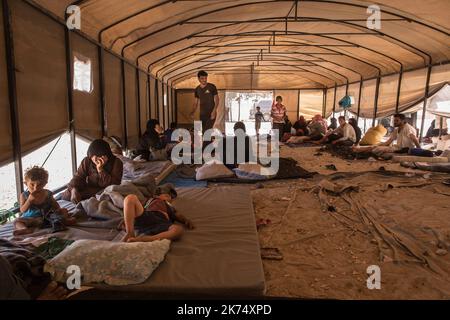 Syrie / Rojava / Raqqa - Syrie - Rojava - Nord syrien - 30 juin 2017. Le camp humanitaire d'Ain Issa qui actueille nombre de refuges, notamment ceux de Raqqa. Chris Huby / le Pictorium - Syrie: Camp de déplacés d'Ain Issa - 30/06/2017 - Syrie / Rojava / Raqqa - Syrie - Rojava - Syrie Nord - 30 juin 2017. Le camp humanitaire d'Ain Issa, qui abrite de nombreux réfugiés, dont Raqqa. Banque D'Images