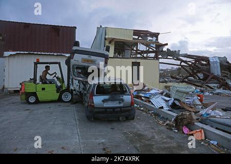 SAINT MARTIN 10/09/2017 ouragan irma à Saint-Martin Damien construisant un mur de voitures pour se protéger des pillages en s'inspirant de la série télé Walking Dead sur l'île de Saint-Martin après le passage de l'ouragan Irma le 10 septembre 2017 St Martin après l'ouragan Irma, vues sur les catastrophes le 10th 2017 septembre Banque D'Images