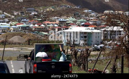 SAINT MARTIN 10/09/2017 ouragan irma à Saint-Martin une femme emporte les biens qui peuvent être représents sur un pick up sur l'île de Saint-Martin après le passage de l'ouragan Irma le 10 septembre 2017 St Martin après l'ouragan Irma, vues sur les catastrophes le 10th 2017 septembre Banque D'Images