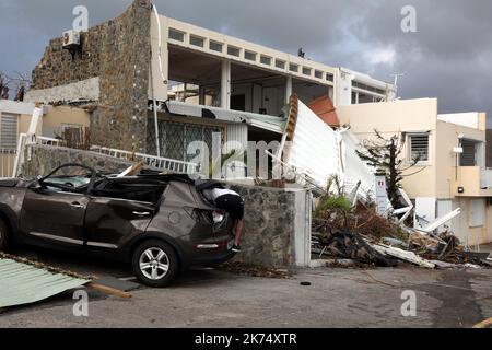 SAINT MARTIN 10/09/2017 ouragan irma à Saint-Martin un homme repucère une route de secours dans une série hors service sur l'île de Saint-Martin après le passage de l'ouragan Irma le 10 septembre 2017 St Martin après l'ouragan Irma, vues des catastrophes le 10th 2017 septembre Banque D'Images