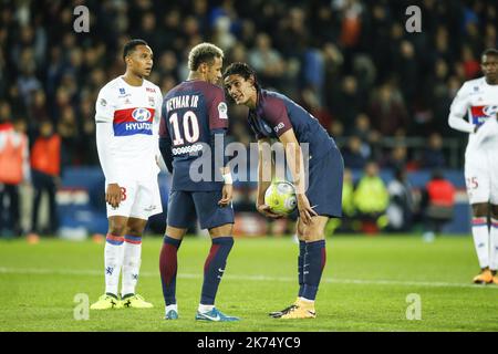 Neymar Jr et Edinson Cavani de Paris Saint-Germain réagissent lors du match de la Ligue 1 entre Paris Saint Germain et Olympique Lyonnais au Parc des Princes à Paris, France. 17.09.2017 Banque D'Images