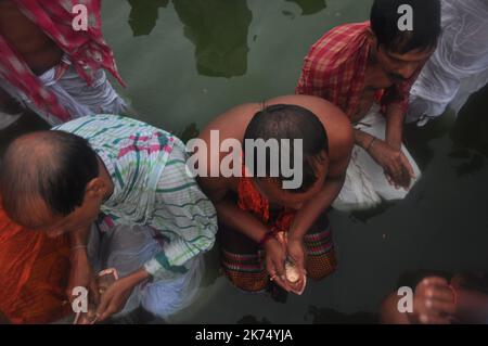 Les adeptes hindous indiens exécutent Tarpan, également connu sous le nom de Pitritarpan à Tripura. Tarpan est un rituel pour payer l'obéissance à ses pères, et le dernier jour sur 19 septembre 2017, ils ont prié leurs ancêtres. Dans la mythologie hindoue, ce jour est également appelé -Mahalaya- et décrit comme le jour où les dieux ont créé la déesse armée Durga dix pour détruire le roi démon Asur qui a tracé pour chasser les dieux de leur royaume. Pendant cette période de cinq jours, ils adorent Durga, qui est reconnu comme le destroyer du mal. Banque D'Images