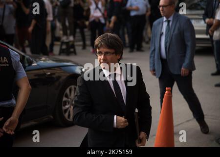 Carles Puigdemont appelle à l'indépendance du Parlement catalan de Barcelone. Banque D'Images