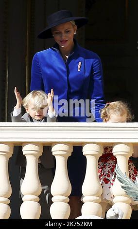 Salut au balcon la princesse Charlene avec ses enfants, Jacques et Gabriella Monaco, nov 19th 2017 cérémonies de la fête nationale avec famille princière Banque D'Images