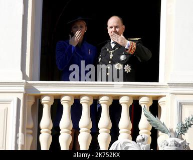 Salut au balcon la princesse Charlene et le prince Albert Monaco, novembre 19th 2017 cérémonies de la journée nationale avec la famille princière Banque D'Images