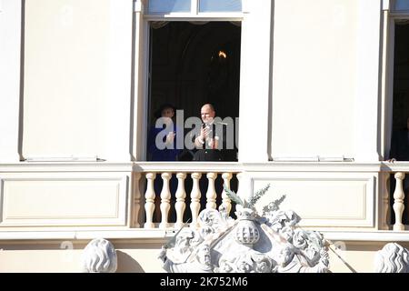 Salut au balcon la princesse Charlene et le prince Albert Monaco, novembre 19th 2017 cérémonies de la journée nationale avec la famille princière Banque D'Images