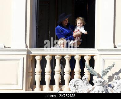 Salut au balcon la princesse Charlene avec ses enfants, Jacques et Gabriella Monaco, nov 19th 2017 cérémonies de la fête nationale avec famille princière Banque D'Images