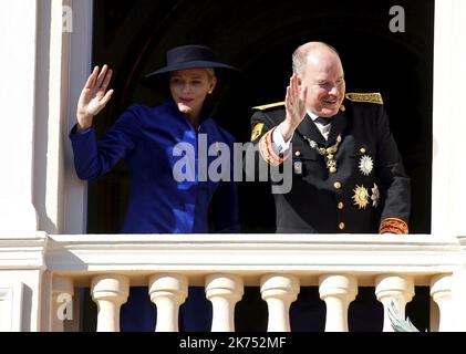 Salut au balcon la princesse Charlene et le prince Albert Monaco, novembre 19th 2017 cérémonies de la journée nationale avec la famille princière Banque D'Images