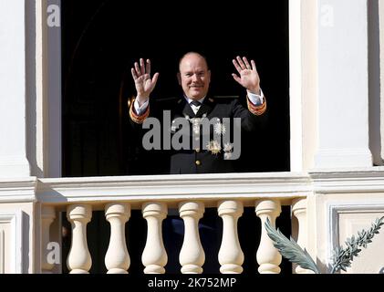 Départ du palais principal Salut au balcon le prince Albert Monaco, nov 19th 2017 cérémonies de la journée nationale avec la famille princière Banque D'Images