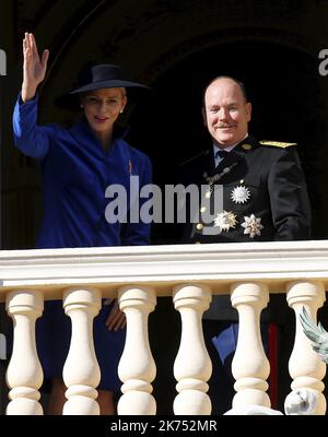 Salut au balcon la princesse Charlene et le prince Albert Monaco, novembre 19th 2017 cérémonies de la journée nationale avec la famille princière Banque D'Images