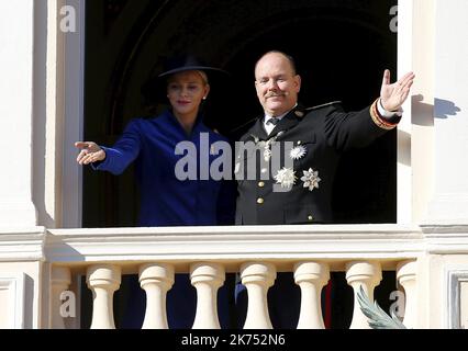 Salut au balcon la princesse Charlene et le prince Albert Monaco, novembre 19th 2017 cérémonies de la journée nationale avec la famille princière Banque D'Images