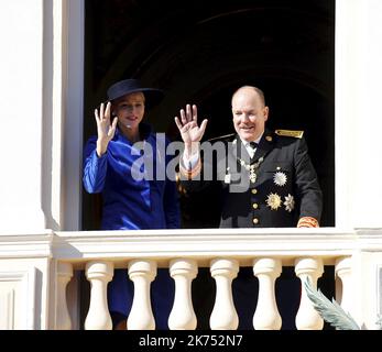 Salut au balcon la princesse Charlene et le prince Albert Monaco, novembre 19th 2017 cérémonies de la journée nationale avec la famille princière Banque D'Images