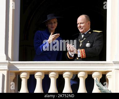 Salut au balcon la princesse Charlene et le prince Albert Monaco, novembre 19th 2017 cérémonies de la journée nationale avec la famille princière Banque D'Images