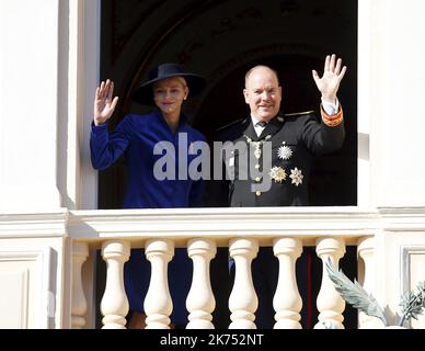 Salut au balcon la princesse Charlene et le prince Albert Monaco, novembre 19th 2017 cérémonies de la journée nationale avec la famille princière Banque D'Images