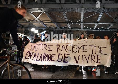 Une manifestation contre les déportations et la violence policière à Barbes sur 28 novembre 2017. Banque D'Images