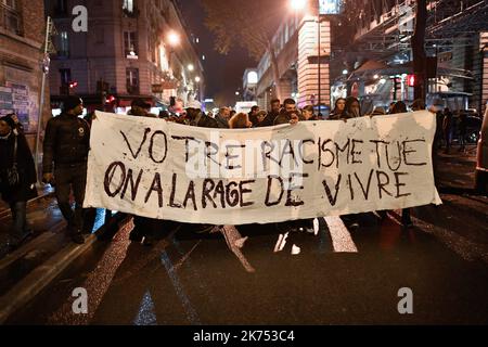 Une manifestation contre les déportations et la violence policière à Barbes sur 28 novembre 2017. Banque D'Images