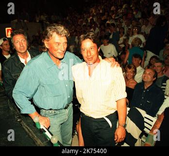 JOHNNY HALLYDAY AVEC PATRICK SABATIER AU RAMATUELLE FESTIVAL Hallyday FILES - Johny Hallyday, qui est devenu le premier chanteur gaulois à populariser le rock n' roll en France et a vendu plus de 110 millions de disques au cours d'une carrière musicale s'étendant sur plus d'un demi-siècle, est décédé. Il avait 74 ans et avait lutté contre le cancer pendant plusieurs mois. Largement connu sous le nom de « French Elvis », Hallyday a commencé sa carrière de chanteur à la fin de 1950s, spécialisé dans les versions de couverture en français de chansons célèbres d'artistes comme Gene Vincent, Eddie Cochrane et Elvis Presley, dont l'exemple l'a inspiré pour devenir chanteur. Banque D'Images