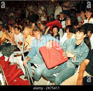 JOHNNY HALLYDAY AVEC PATRICK SABATIER AU RAMATUELLE FESTIVAL Hallyday FILES - Johny Hallyday, qui est devenu le premier chanteur gaulois à populariser le rock n' roll en France et a vendu plus de 110 millions de disques au cours d'une carrière musicale s'étendant sur plus d'un demi-siècle, est décédé. Il avait 74 ans et avait lutté contre le cancer pendant plusieurs mois. Largement connu sous le nom de « French Elvis », Hallyday a commencé sa carrière de chanteur à la fin de 1950s, spécialisé dans les versions de couverture en français de chansons célèbres d'artistes comme Gene Vincent, Eddie Cochrane et Elvis Presley, dont l'exemple l'a inspiré pour devenir chanteur. Banque D'Images