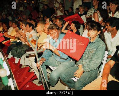 JOHNNY HALLYDAY AVEC PATRICK SABATIER AU RAMATUELLE FESTIVAL Hallyday FILES - Johny Hallyday, qui est devenu le premier chanteur gaulois à populariser le rock n' roll en France et a vendu plus de 110 millions de disques au cours d'une carrière musicale s'étendant sur plus d'un demi-siècle, est décédé. Il avait 74 ans et avait lutté contre le cancer pendant plusieurs mois. Largement connu sous le nom de « French Elvis », Hallyday a commencé sa carrière de chanteur à la fin de 1950s, spécialisé dans les versions de couverture en français de chansons célèbres d'artistes comme Gene Vincent, Eddie Cochrane et Elvis Presley, dont l'exemple l'a inspiré pour devenir chanteur. Banque D'Images