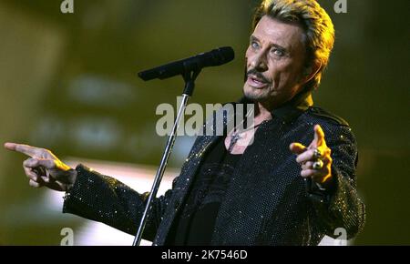 ©PHOTOPQR/L'EST REPUBLICAIN ; Archives MONTBELIARD LE 03/06/09 - CONCERT DE JOHNNY HALLYDAY - photo Lionel VADAM - «French Elvis» Johnny Hallyday meurt âgé de 74 ans le vétéran français Johnny Hallyday, qui a atteint un statut emblématique au cours d'une carrière qui s'étend sur plus d'un demi-siècle, est décédé suite à une bataille contre le cancer du poumon, a déclaré son épouse mercredi. Il avait 74 ans. Banque D'Images