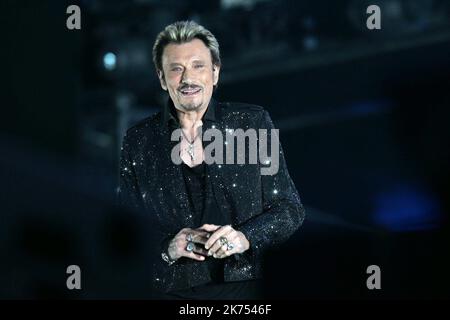 ©PHOTOPQR/L'EST REPUBLICAIN ; Archives MONTBELIARD LE 03/06/09 - CONCERT DE JOHNNY HALLYDAY - photo Lionel VADAM - «French Elvis» Johnny Hallyday meurt âgé de 74 ans le vétéran français Johnny Hallyday, qui a atteint un statut emblématique au cours d'une carrière qui s'étend sur plus d'un demi-siècle, est décédé suite à une bataille contre le cancer du poumon, a déclaré son épouse mercredi. Il avait 74 ans. Banque D'Images