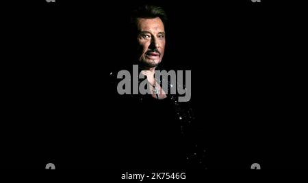 ©PHOTOPQR/L'EST REPUBLICAIN ; MONTBELIARD LE 16/10/09 - TOURNÉE DE CONCERTS 66 DE JOHNNY HALLYDAY - photo Lionel VADAM - "French Elvis" Johnny Hallyday meurt âgé de 74 ans, Johnny Hallyday, ancien combattant français, qui a atteint un statut emblématique au cours d'une carrière qui s'étend sur plus d'un demi-siècle, est décédé suite à une bataille contre le cancer du poumon, a déclaré son épouse mercredi. Il avait 74 ans. Banque D'Images