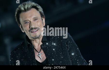 ©PHOTOPQR/L'EST REPUBLICAIN ; Archives MONTBELIARD LE 03/06/09 - CONCERT DE JOHNNY HALLYDAY - photo Lionel VADAM - «French Elvis» Johnny Hallyday meurt âgé de 74 ans le vétéran français Johnny Hallyday, qui a atteint un statut emblématique au cours d'une carrière qui s'étend sur plus d'un demi-siècle, est décédé suite à une bataille contre le cancer du poumon, a déclaré son épouse mercredi. Il avait 74 ans. Banque D'Images