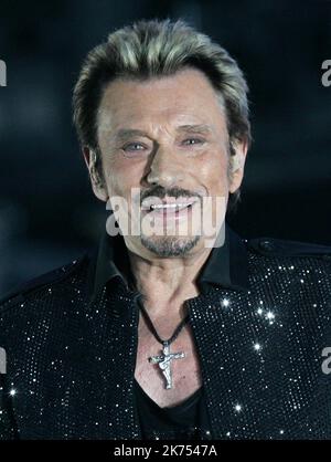 ©PHOTOPQR/l'est REPUBLICAIN ; Archives MONTBELIARD LE 03/06/09 - CONCERT DE JOHNNY - photo Lionel VADAM - "French Elvis" Johnny Hallyday meurt à l'âge de 74 ans vétéran du rocker français Johnny Hallyday, qui a atteint un statut emblématique au cours d'une carrière de plus d'un demi-siècle, est décédé suite à une bataille contre le cancer du poumon, a déclaré sa femme mercredi. Il avait 74 ans. Banque D'Images