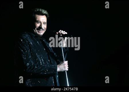 ©PHOTOPQR/L'EST REPUBLICAIN ; MONTBELIARD LE 16/10/09 - TOURNÉE DE CONCERTS 66 DE JOHNNY HALLYDAY - photo Lionel VADAM - "French Elvis" Johnny Hallyday meurt âgé de 74 ans, Johnny Hallyday, ancien combattant français, qui a atteint un statut emblématique au cours d'une carrière qui s'étend sur plus d'un demi-siècle, est décédé suite à une bataille contre le cancer du poumon, a déclaré son épouse mercredi. Il avait 74 ans. Banque D'Images