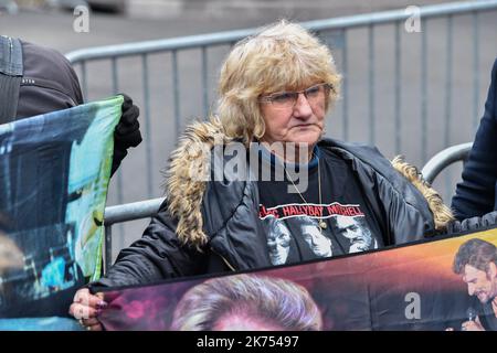 Les fans du chanteur et acteur français Johnny Hallyday et des journalistes se rassemblent près de la maison de Johnny Hallyday, à Marnes-la-Coquette sur 6 décembre 2017 Banque D'Images