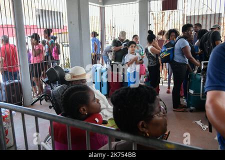 Coopération internationale du Plan Albatros mis en place par la France, l'Angleterre et les pays-Bas Julien Mattia / le Pictorium / MAXPPP - Julien Mattia / le Pictorium - 23/09/2017 - dominique / Antilles / dominique - la douanes Dominicaine d'assaut par les ressortisants etrangers. - Coopération internationale en Dominique sept 2017 Banque D'Images