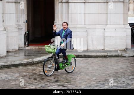 Le maire de Paris et le président de C40 reçoivent à Paris le fondateur et ancien gouverneur de l'État de Californie Arnold Schwarzenegger, en R20, sur 11 décembre 2017. Banque D'Images