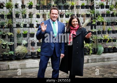 Le maire de Paris et le président de C40 reçoivent à Paris le fondateur et ancien gouverneur de l'État de Californie Arnold Schwarzenegger, en R20, sur 11 décembre 2017. Banque D'Images