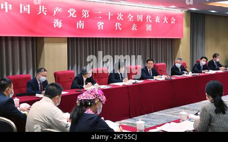 Pékin, Chine. 17th octobre 2022. Han Zheng se joint à une discussion de groupe avec des délégués de la province de Hainan, dans le sud de la Chine, qui assistent au Congrès national du Parti communiste de Chine (PCC) de 20th à Beijing, le 17 octobre 2022. Credit: Yao Dawei/Xinhua/Alay Live News Banque D'Images