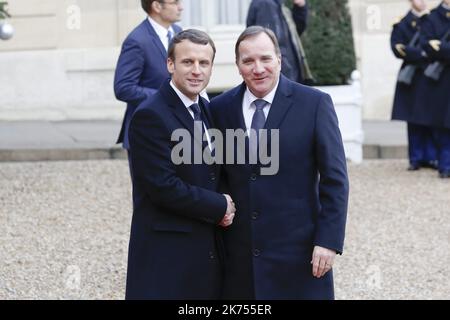 Le président français Emmanuel Macron accueille le Premier ministre suédois Stefan Lofven lorsqu'il arrive au palais de l'Elysée à Paris, pour un déjeuner organisé par le président français dans le cadre du Sommet One Planet. Macron accueille le sommet One Planet Climate, qui réunit les dirigeants mondiaux, les philantropistes et d’autres individus engagés dans la discussion sur le changement climatique. 12.12.2017 Banque D'Images