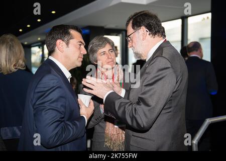 Le Premier ministre grec Alexis Tsipras (L) parle avec le Premier ministre espagnol Mariano Rajoy (R) parle sur le bateau avant d'assister au Sommet One Planet sur 12 décembre 2017, sur le site de la Seine musicale de l'ile Seguin à Boulogne-Billancourt, au sud-ouest de Paris. Banque D'Images