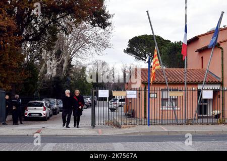 Les parents des victimes de la collision entre un train et un bus scolaire dans le sud de la France qui ont laissé six enfants morts sur 14 décembre, arrivent à l'hôtel de ville de Saint-Feliu d'Avill sur 26 décembre 2017 pour être reçu par le préfet des Pyrénées Orientales Banque D'Images