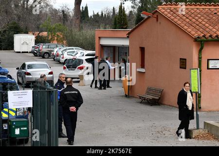 Les parents des victimes de la collision entre un train et un bus scolaire dans le sud de la France qui ont laissé six enfants morts sur 14 décembre, arrivent à l'hôtel de ville de Saint-Feliu d'Avill sur 26 décembre 2017 pour être reçu par le préfet des Pyrénées Orientales Banque D'Images