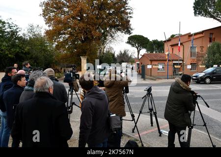 Les parents des victimes de la collision entre un train et un bus scolaire dans le sud de la France qui ont laissé six enfants morts sur 14 décembre, arrivent à l'hôtel de ville de Saint-Feliu d'Avill sur 26 décembre 2017 pour être reçu par le préfet des Pyrénées Orientales Banque D'Images