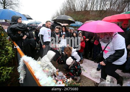 L'histoire de Maelys, 9 ans disparus, a saisi la France depuis 4 mois, notamment parce que l'homme que la police et tout le monde semble croire responsable continue de tout nier, malgré les preuves qui l'ont porté contre lui. La police des Alpes françaises réexamine une foule de cas de personnes disparues après avoir accusé mercredi un homme d'un deuxième enlèvement et meurtre dans la région. Banque D'Images