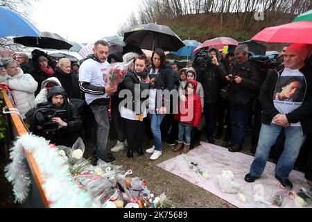 L'histoire de Maelys, 9 ans disparus, a saisi la France depuis 4 mois, notamment parce que l'homme que la police et tout le monde semble croire responsable continue de tout nier, malgré les preuves qui l'ont porté contre lui. La police des Alpes françaises réexamine une foule de cas de personnes disparues après avoir accusé mercredi un homme d'un deuxième enlèvement et meurtre dans la région. Banque D'Images