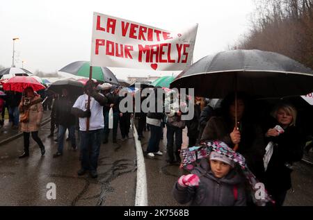 L'histoire de Maelys, 9 ans disparus, a saisi la France depuis 4 mois, notamment parce que l'homme que la police et tout le monde semble croire responsable continue de tout nier, malgré les preuves qui l'ont porté contre lui. La police des Alpes françaises réexamine une foule de cas de personnes disparues après avoir accusé mercredi un homme d'un deuxième enlèvement et meurtre dans la région. Banque D'Images