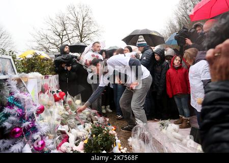 L'histoire de Maelys, 9 ans disparus, a saisi la France depuis 4 mois, notamment parce que l'homme que la police et tout le monde semble croire responsable continue de tout nier, malgré les preuves qui l'ont porté contre lui. La police des Alpes françaises réexamine une foule de cas de personnes disparues après avoir accusé mercredi un homme d'un deuxième enlèvement et meurtre dans la région. Banque D'Images